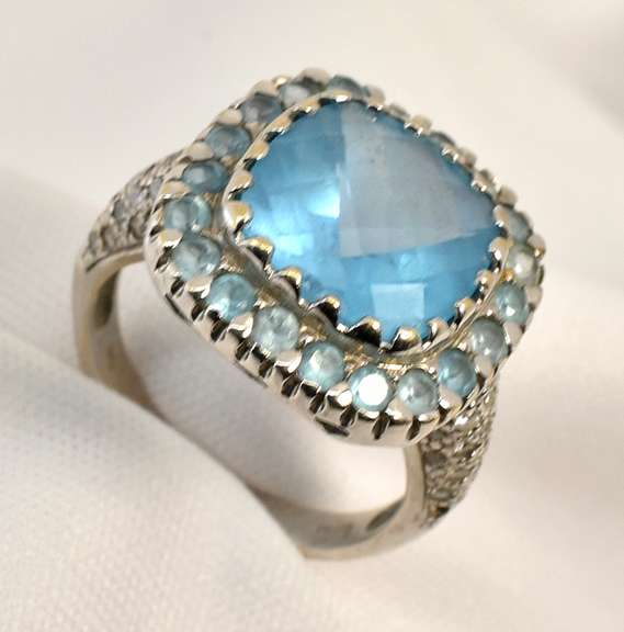 Wonderful 18k WG Blue Topaz Ring