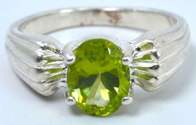 Sterling Silver Green Gemstone Ring.