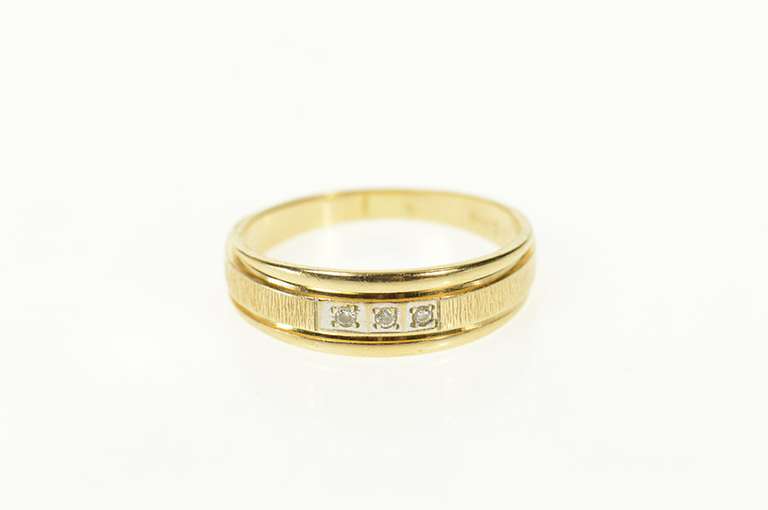 14K Yellow Gold Graduated Diamond Grooved Wedding Band Ring