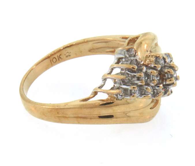 Superb 10kt yellow gold diamond cluster ring