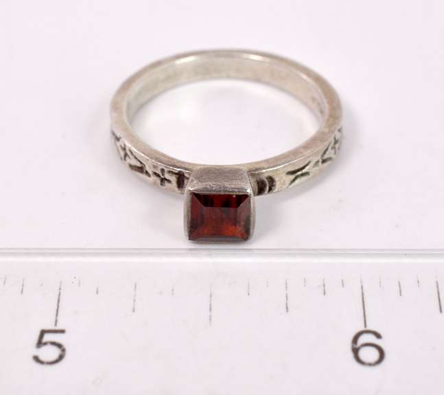Beautiful Garnet ring in Sterling Silver