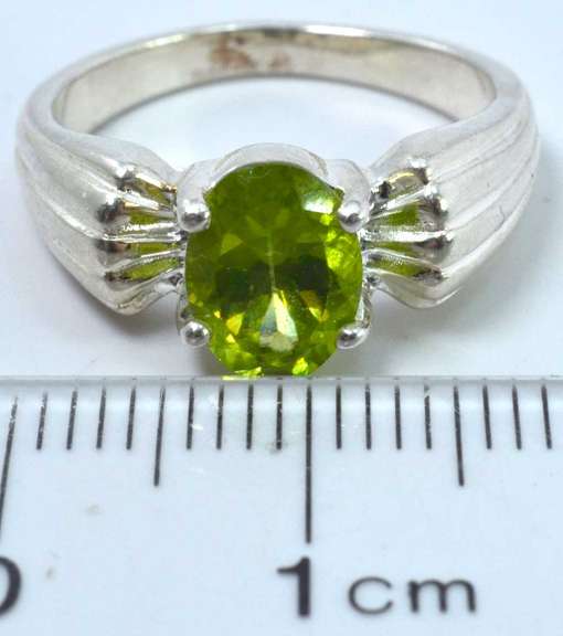 Sterling Silver Green Gemstone Ring.