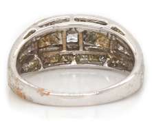 LADIES 18 KT WHITE GOLD DIAMOND RING.