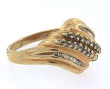 Pretty 10kt yellow gold diamond band ring