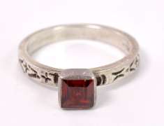 Beautiful Garnet ring in Sterling Silver