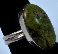 Sterling Silver Green Stone Ring.