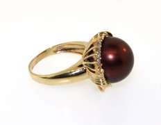 Magnificant 14kt Yellow Gold Pearl Ring with round Diamonds