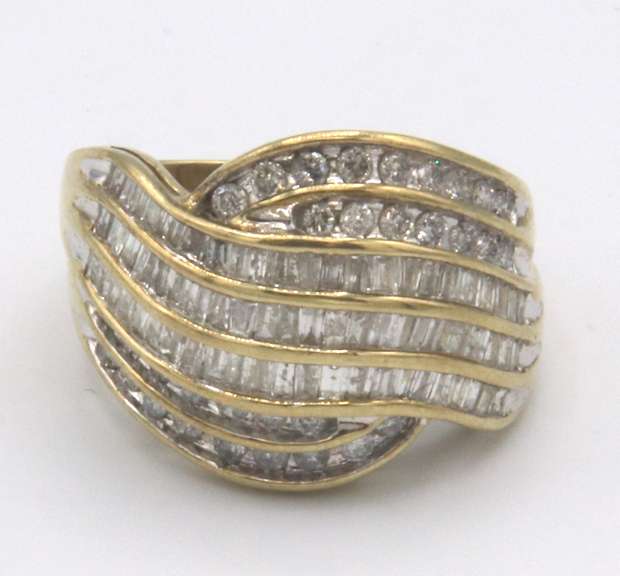 LADIES ANIVERSARY / COCKTAIL DIAMOND RING