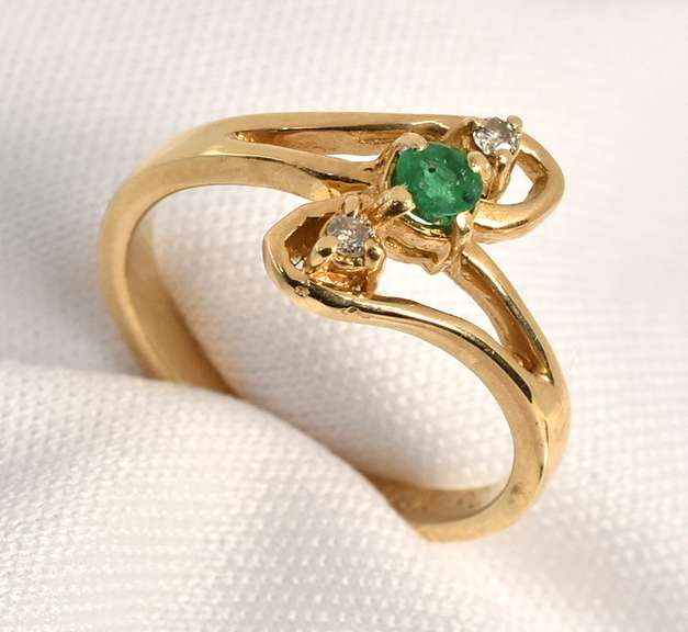 Cute Little Emerald & Diamond Ring