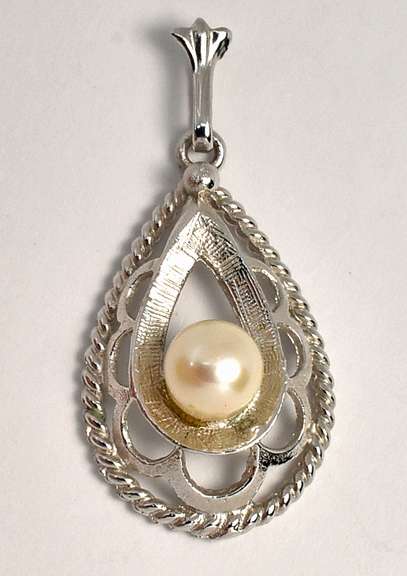 Pretty WG Pearl Pendant