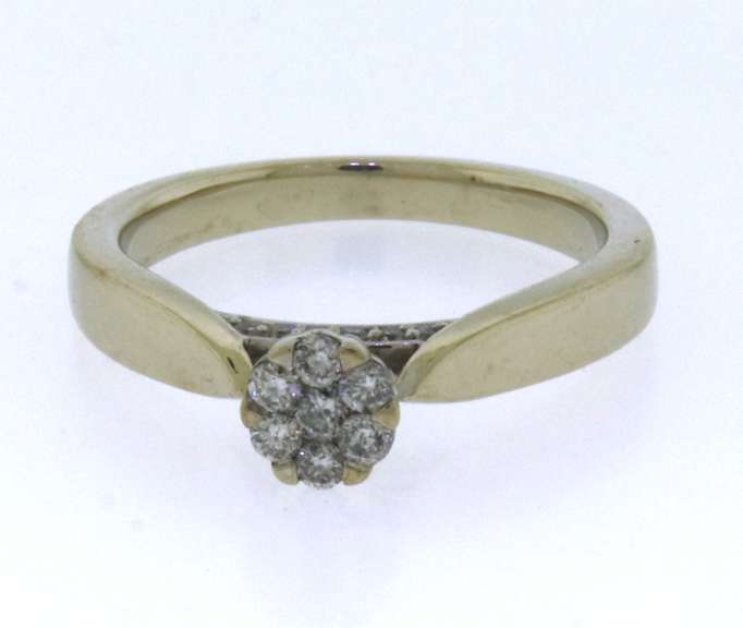 Dazzling 14kt Diamond Ring
