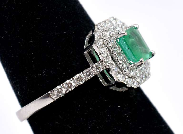 Beautiful 18K White Gold Ladies Ring with Emerald and Diamonds