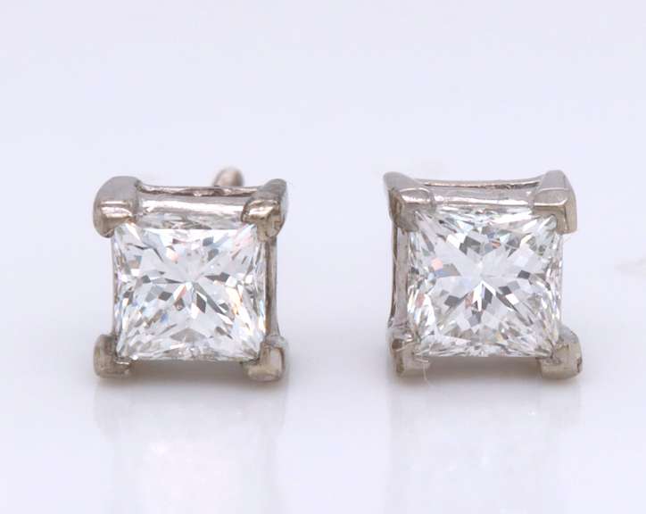 Elegant White Gold 0.75ctw Princess Cut Stud Earrings