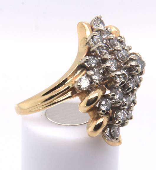 LADIES 14K GOLD AND DIAMOND CLUSTER RING