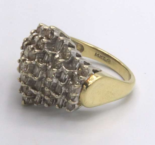 LADIES 14 KT LARGE DIAMOND RING