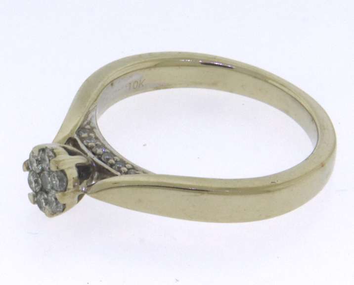 Dazzling 14kt Diamond Ring
