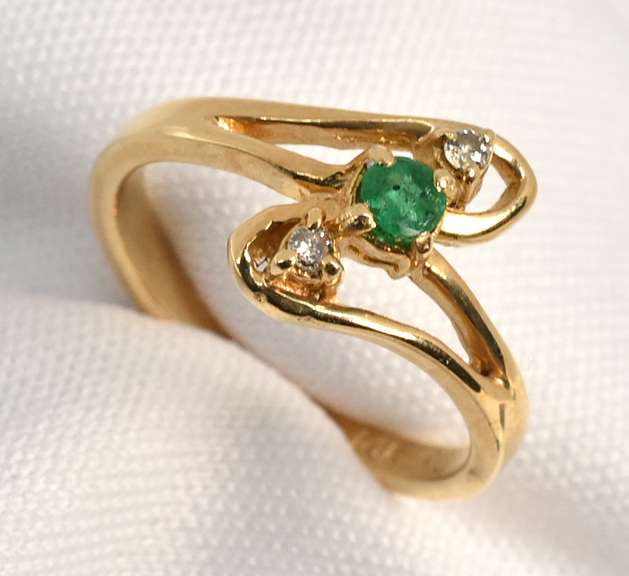 Cute Little Emerald & Diamond Ring