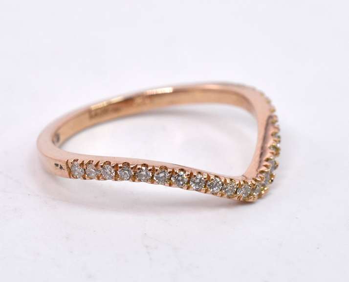 Spectalcular Ladies "V" Shaped Band Style Ring in 14K Rose Gold with Diamonds