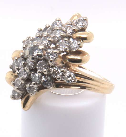 LADIES 14K GOLD AND DIAMOND CLUSTER RING