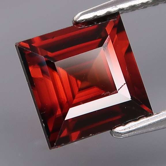 Collectors! 2.87ct VS natural Imperial Red Zircon