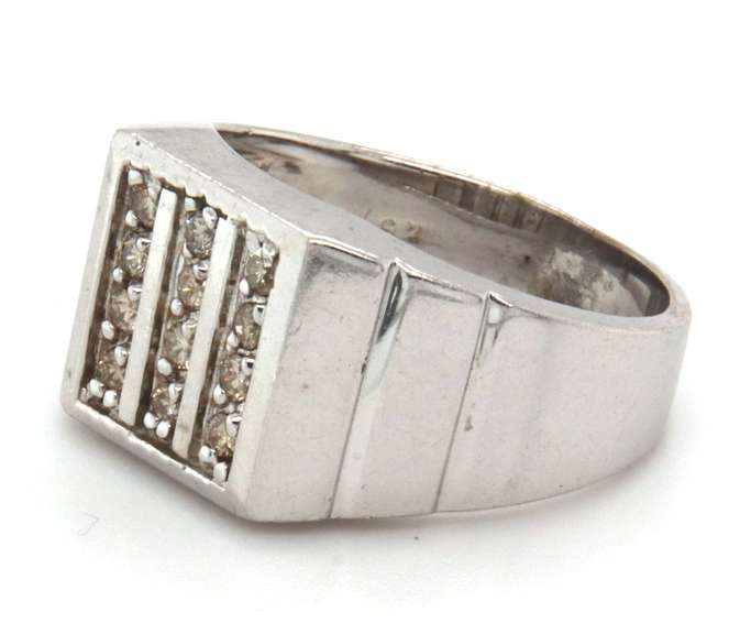 MEN'S 14 KT WHITE GOLD DIAMOND RING.