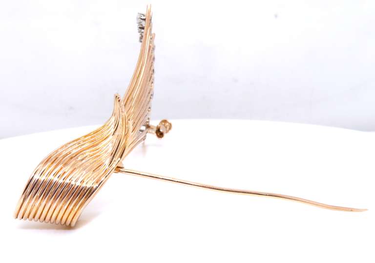 Pleasing 18kt Twist Fan Diamond Brooch