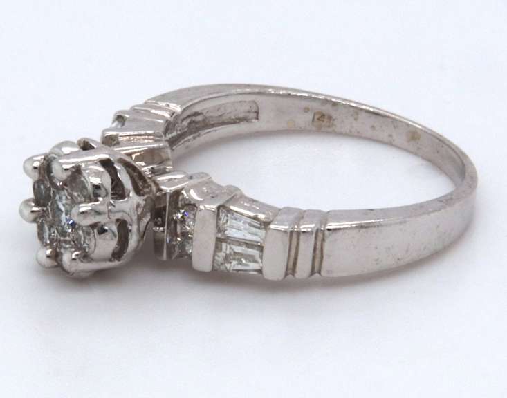 LADIES 14K WHITE GOLD DIAMOND RING