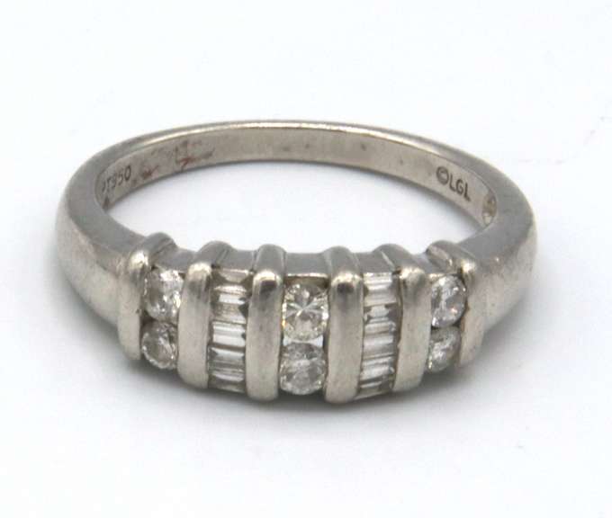 LADIES PLATINUM DIAMOND BAND