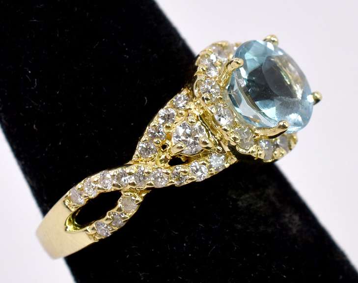 Ravishing 14K Yellow Gold Lady's Ring with Aquamarine and Diamonds.