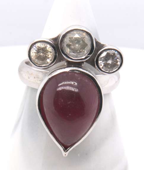 LADIES 18 KT WHITE GOLD CABOCHON RUBY AND DIAMOND RING