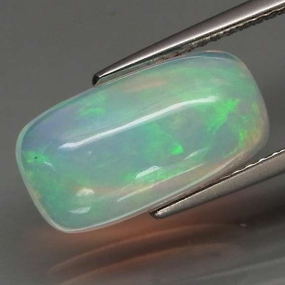 Gorgeous smoldering floral patterned 3.38ct white Opal