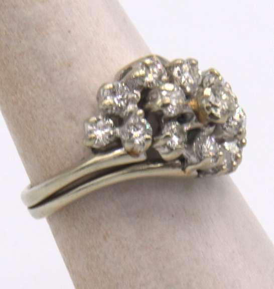 LADIES 18 KT WHITE GOLD LADIES DIAMOND CLUSTER