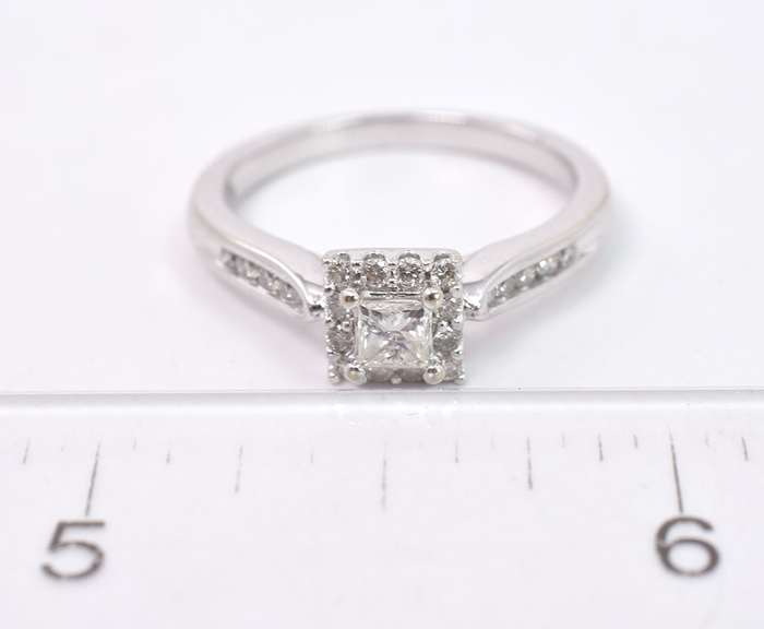 Enchanting Diamond Set Ladies White Gold Ring