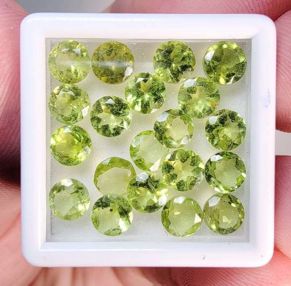 Glittering 20 piece Peridot set weighing 10.10cts