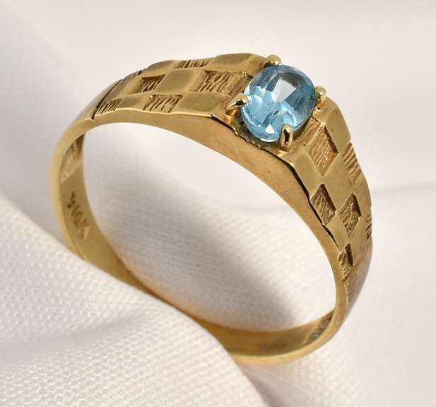 Fashionable Blue Topaz Ring