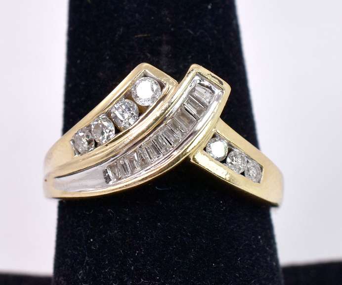 Diamond Criss Cross Band Ring in Gold