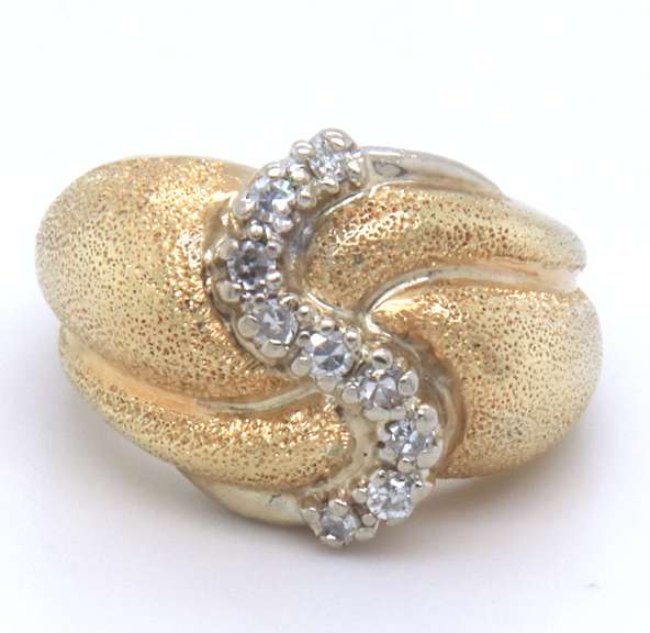 14K YELLOW GOLD DIAMOND RING.