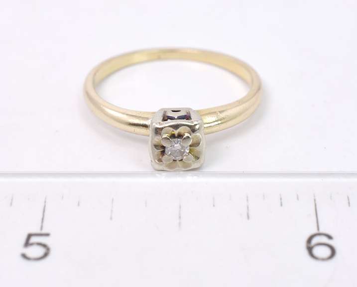 Vintage Ladies Diamond Ring in 14K Yellow Gold