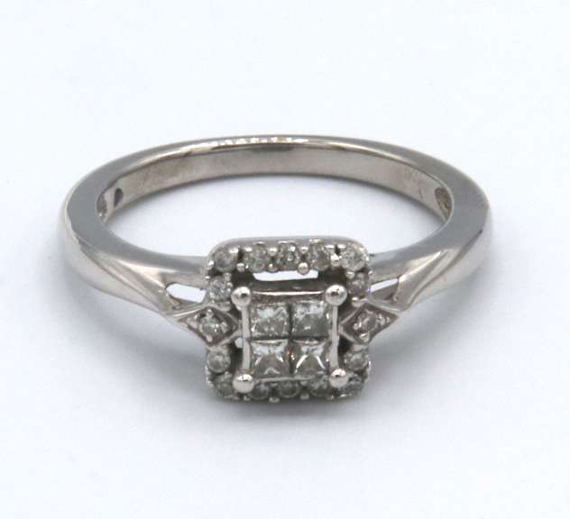 LADIES 14 KT WHITE GOLD DIAMOND RING