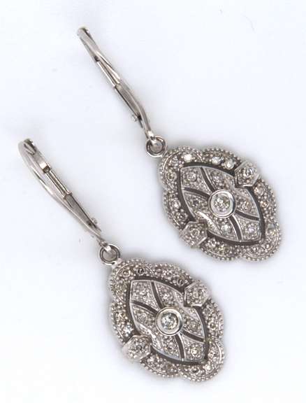 LADIES 14 KT WHITE GOLD DIAMOND HANGING EARRINGS