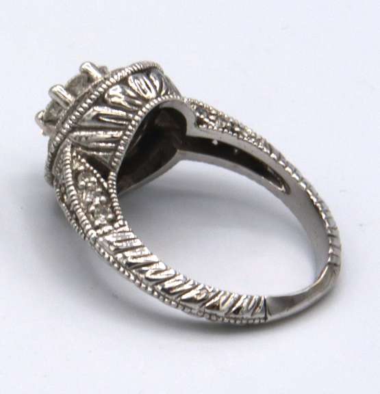 LADIES 14 KT WHITE GOLD DIAMOND HALO RING