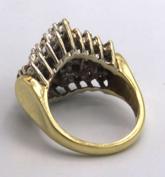 LADIES 14 KT LARGE DIAMOND RING