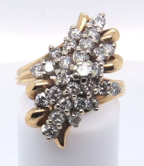LADIES 14K GOLD AND DIAMOND CLUSTER RING