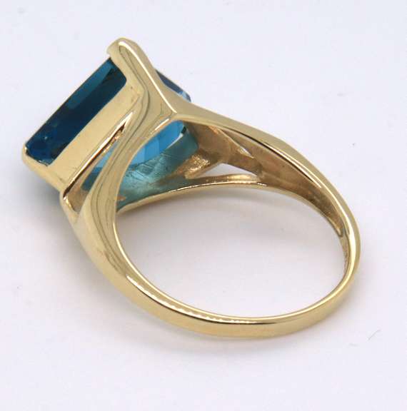 Charming Yellow Gold Fancy Onion Cut Blue Topaz Ring
