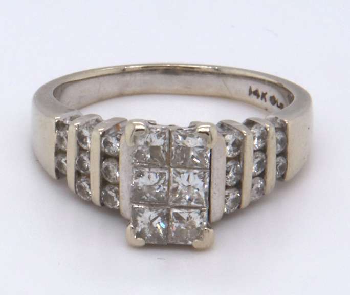LADIES 14 KT WHITE GOLD DIAMOND RING