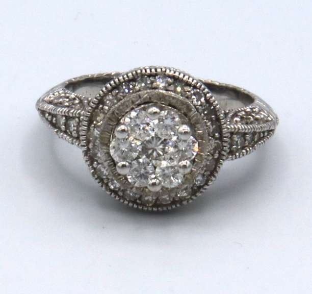 LADIES 14 KT WHITE GOLD DIAMOND HALO RING