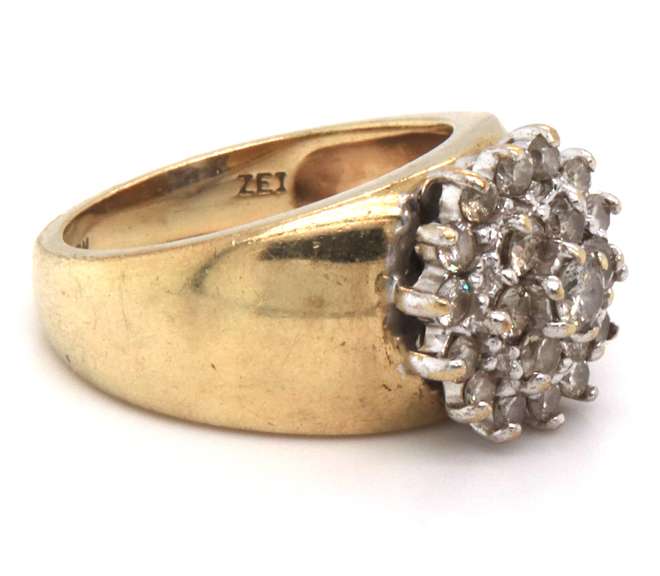 LADIES 10 KT YELLOW GOLD DIAMOND CLUSTER RING