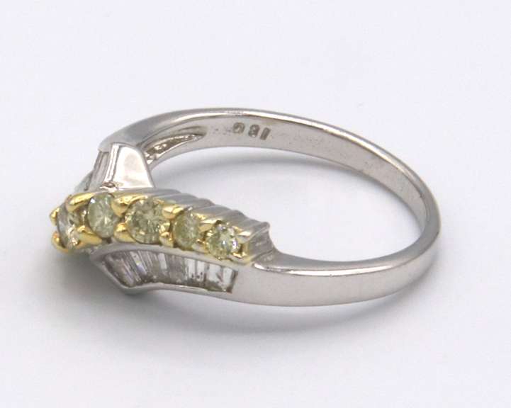 LADIES 18 KT WHITE GOLD DIAMOND RING