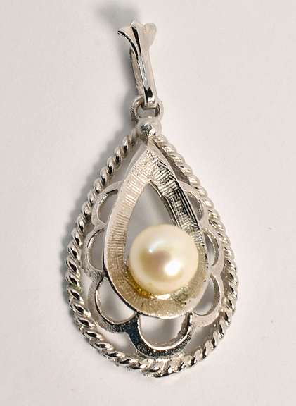 Pretty WG Pearl Pendant