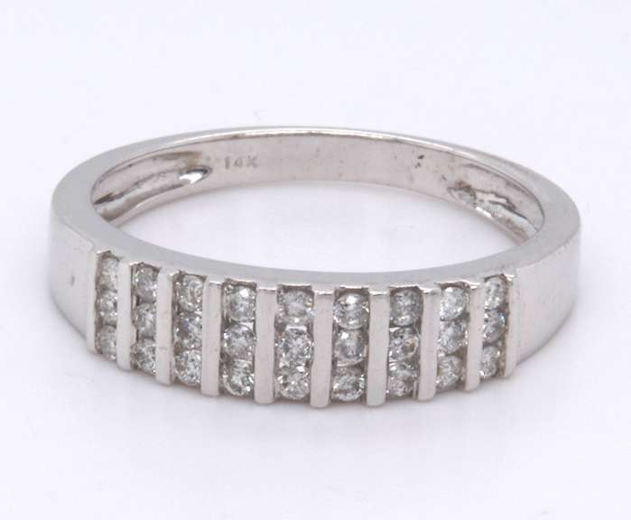 LADIES 14 KT WHITE GOLD DIAMOND BAND